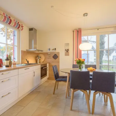 Holiday home Strandhaus Lucky, Sauna, Garten, Kamin, Strandnah